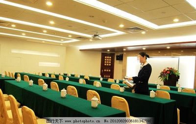 商務(wù)會議服務(wù)員 專業(yè)與禮儀的幕后使者